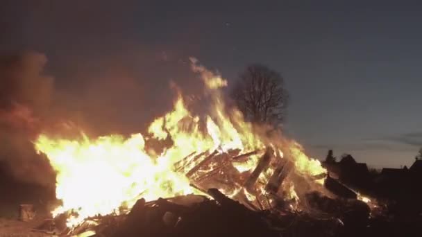 L'incendie des ordures sur le sol en Estonie — Video