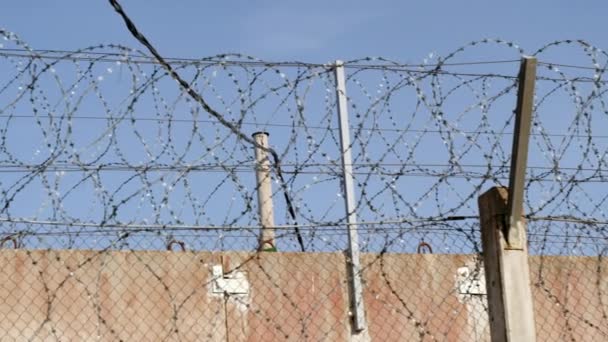 Metalowe ogrodzenie opuszczonego więzienia w Vasalemma Estonia — Wideo stockowe