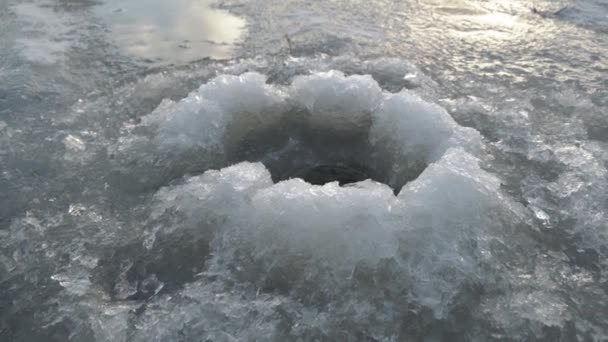 La cage de glace faite à partir du trou de forage sur le lac de glace — Video