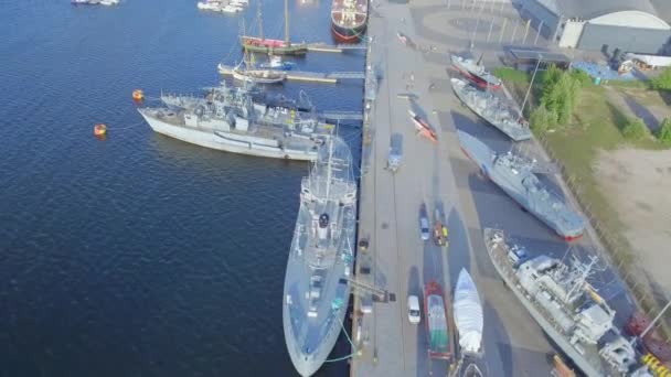 Die Schiffe und Boote, die im Wasserflugzeughafen in Tallinn Estland anlegen — Stockvideo