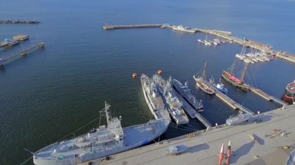タリンのシープレーン港で古い船のドローンショットエストニア — ストック動画