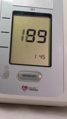 Kan basıncı monitöründen yükselen rakamlara yakından bakalım.