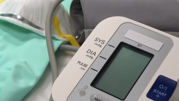 Um monitor de pressão arterial com as luvas e a máscara — Vídeo de Stock