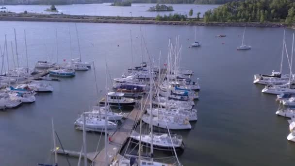 De aanmeren zeilboten op de haven in Helsinki.geology schot — Stockvideo