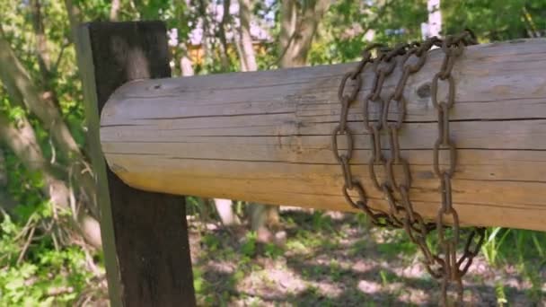Pohled na dřevěný váleček staré studny v Estonsku — Stock video