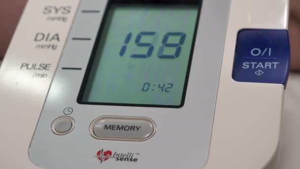 Um olhar mais atento da medição da pressão arterial — Vídeo de Stock