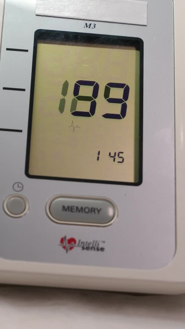 表の血圧モニタから上がっている数字の詳しい外観 縦型画面の向きビデオ9 — ストック動画