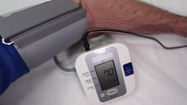 Medición Presión Arterial Monitor Máquina Desde Brazo Hombre — Vídeos de Stock