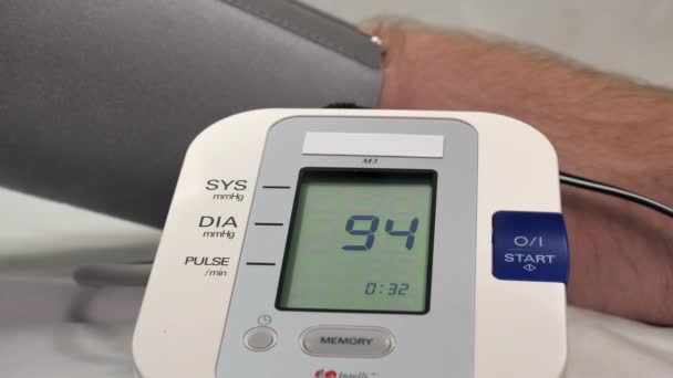 用一个人的胳膊近距离观察监测器测量的血压 — 图库视频影像