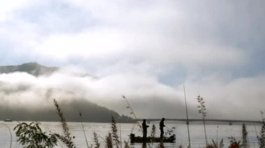 Fuji Dağı yakınlarındaki Kawaguchi Gölü 'nde teknelerinde balık tutan insanların görüntüsü.