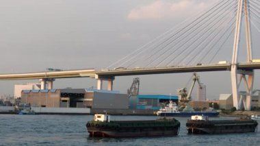Osaka Japonya 'da denizde seyreden teknenin görüntüsü.
