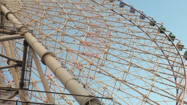 Una mirada más cercana de la noria gigante de Tempozan en Osaka Japón — Vídeos de Stock