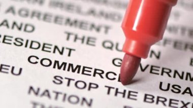 Kırmızı kalem işaretini kullanarak Ticaret sözcüğünün etrafını sarıyorlar