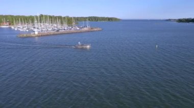 Helsinki 'deki Finlandiya Körfezi' nde Baltık Denizi 'nde sürat teknesi.