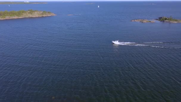 Helsinki 'deki Baltık Denizi' ndeki beyaz sürat teknesine yakından bakın. — Stok video