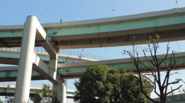 Kamyon ve arabalarla gökyüzü yolu manzarası 