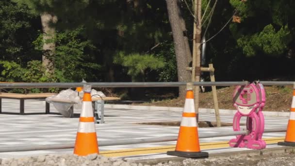 Kerucut oranye di sisi jalan konstruksi — Stok Video