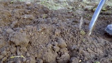 Kürekle kazarken tarıma elverişli arazinin yavaş bir hareketi.