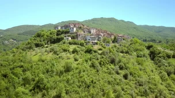 Вид с воздуха на горную деревню в Петрелло, Италия — стоковое видео