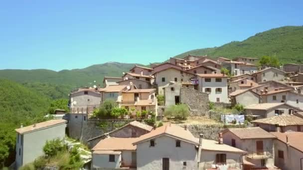 Las casas literas en el pueblo de montaña en Petrello Salto Italia — Vídeo de stock