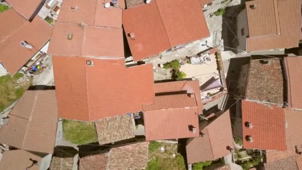 De røde takene på husene i fjellandsbyen i Petrello Italia – stockvideo
