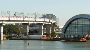 Limanı olan şehrin gökyolundaki tren rayları.