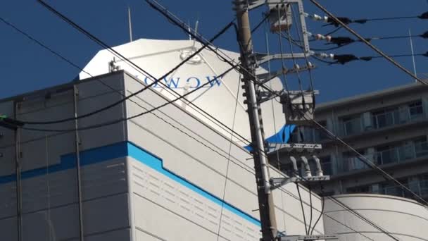 Великий супутник на вершині будівлі в Токіо. — стокове відео