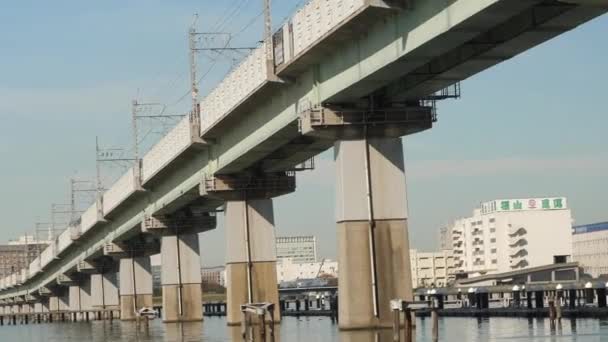 Foten av broarna på toppen av floden i Tokyo — Stockvideo