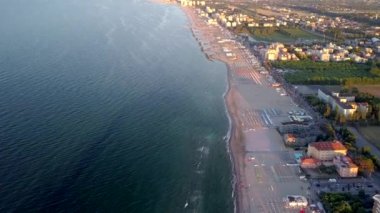 İtalya 'daki Rimini Sahili' nin kıyı şeridinin havadan görüntüsü.