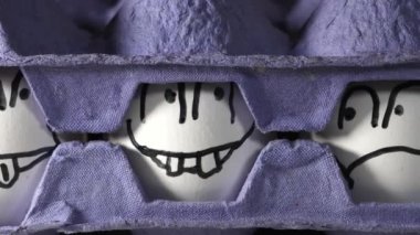 Yüzler yumurta kabuklarının kenarına çizilmiş.