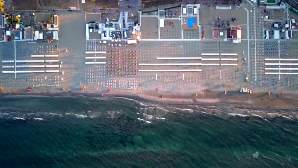 Pemandangan udara yang indah dari gelombang di pantai di Rimini Italia — Stok Video