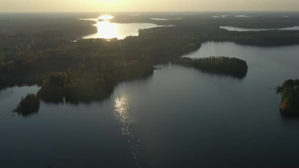 Slunce zapadá na obloze v jezeře Saimaa ve Finsku.geologie shot.4k — Stock video