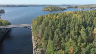 Saimaa Gölü 'ndeki yeşil ağaçların en üst görüntüsü. Jeoloji mermisi.