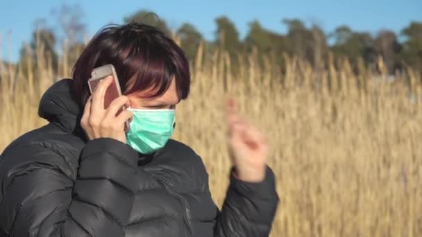 Una señora loca hablando por teléfono en Finlandia — Vídeos de Stock