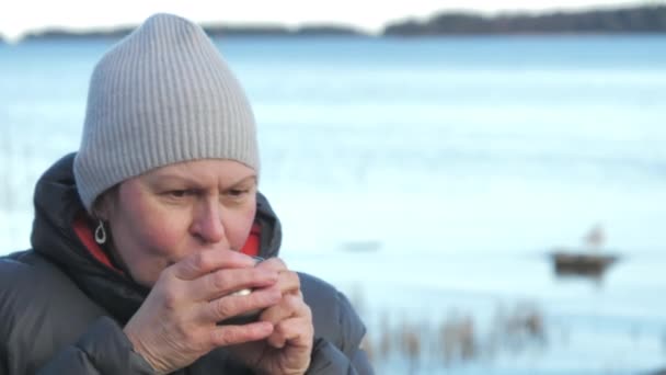 Seorang wanita minum cangkir dan memiliki wajah bahagia di Finlandia — Stok Video