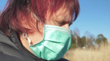 Finlandiya 'daki karantina döneminde bayanın depresif bakışı