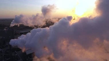 Imavere Estonya 'daki inşaat borularından beyaz kalın bir duman çıkıyor.