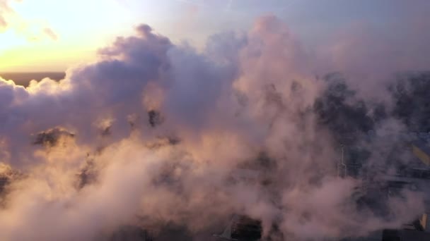 Hustý bílý kouř do mraků na obloze v Imavere Estonsku — Stock video
