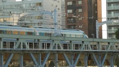 Tokyo 'daki tren raylarında yavaş hareket eden tren.
