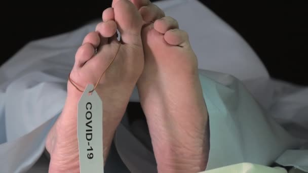 死者の足の上のcovid-19タグ — ストック動画