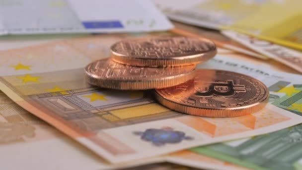 La main humaine comptant les pièces Bitcoin sur les billets en euros — Video