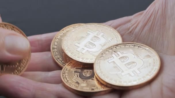 Calcule Bitcoin pièces d'une main à l'autre.Crypto monnaie d'or Bitcoin — Video