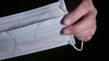 Cerrahi maskenin beyaz kısmına daha yakından bak.