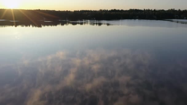 La vue aérienne du lac brumeux en Finlande — Video
