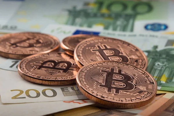 Bitcoin paraları avro banknotlarına düşer. Kripto para birimi