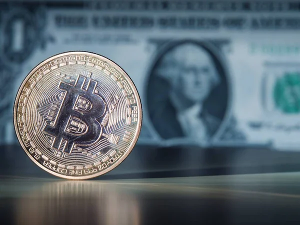 Ekonomi kavramı. Alternatif bankacılık sistemi. Masada Bitcoin paraları..