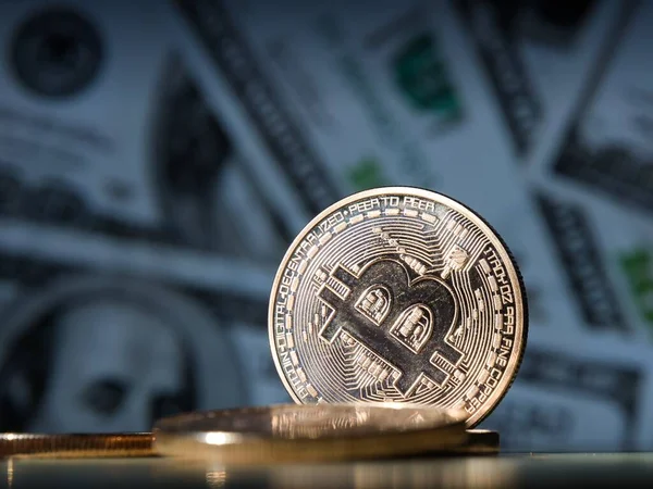 Ekonomi kavramı. Masadaki Bitcoin paraları..