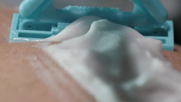 Ближе взгляд белого крема для бритья на лице — стоковое видео