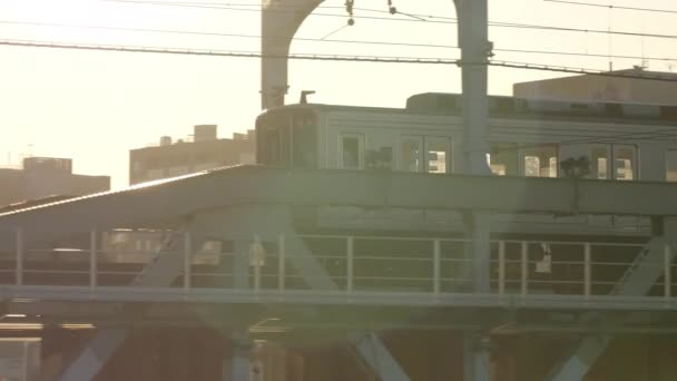 Trenin arkası Tokyo 'daki demiryolunda hareket ediyor. — Stok video