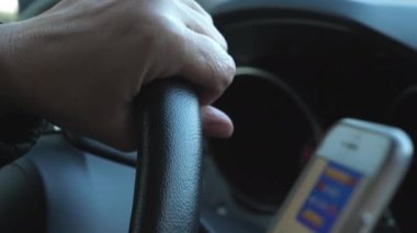 Araba kullanırken kullanılan akıllı telefonun yakın görüntüsü